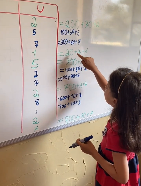 Aluna praticando Matemática em aula particular